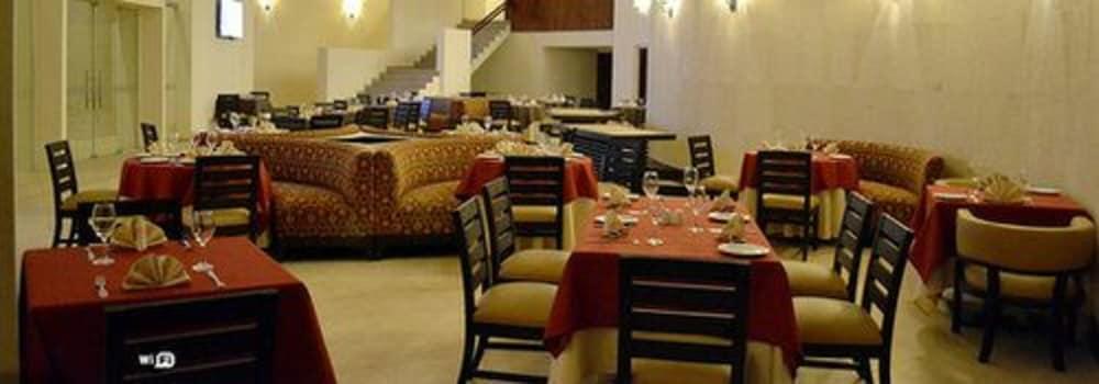 Sun Hotel Warnes Ngoại thất bức ảnh
